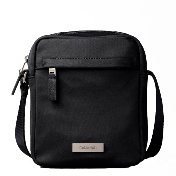 Calvin Klein Sac de reporter en nylon impermable - U Noir- Ref 72 €